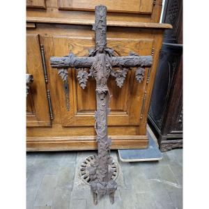 Grande croix en fonte représentant une Vierge d'époque 19éme richement décorée 
