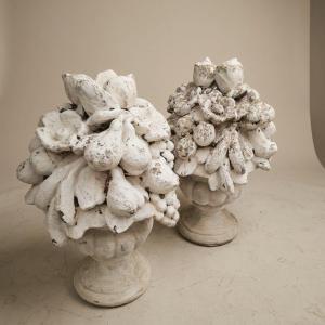 Paire de vases garnis de fruits en pierre reconstituée