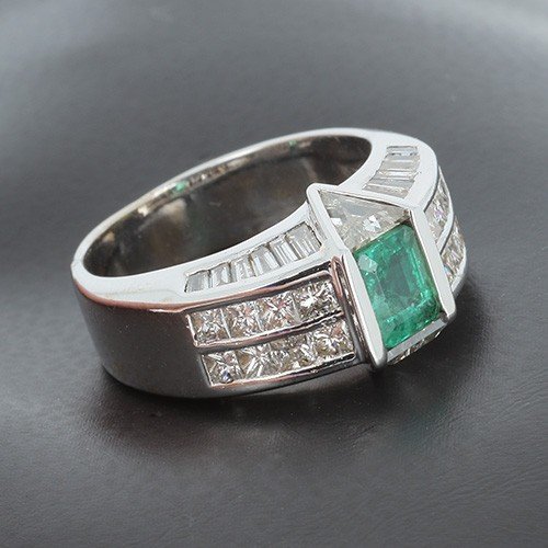 Ring In 750 ‰ White Gold Emerald Of 0.75 Ct Surrounded By 2.11 Ct Of Diamonds - B10333-photo-2