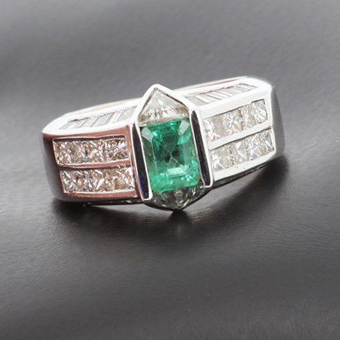 Ring In 750 ‰ White Gold Emerald Of 0.75 Ct Surrounded By 2.11 Ct Of Diamonds - B10333