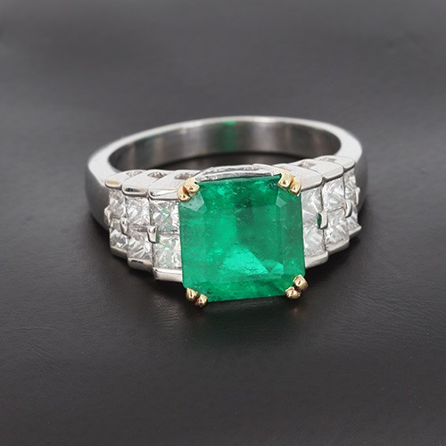 750‰ White Gold Ring With A 3.60 Ct Colombian Emerald And Diamonds - B10513