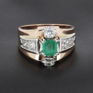 750‰ Yellow Gold Ring Presenting An Emerald Of Approximately 0.70 Ct Enhanced With 6 Diamonds - B10356