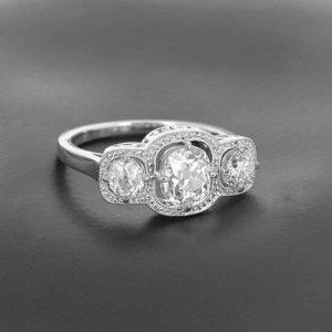 Bague Trilogie En Or Blanc 750 ‰ Diamant Taille Coussin De 1,10 Ct Réhaussé De Diamants-B10412