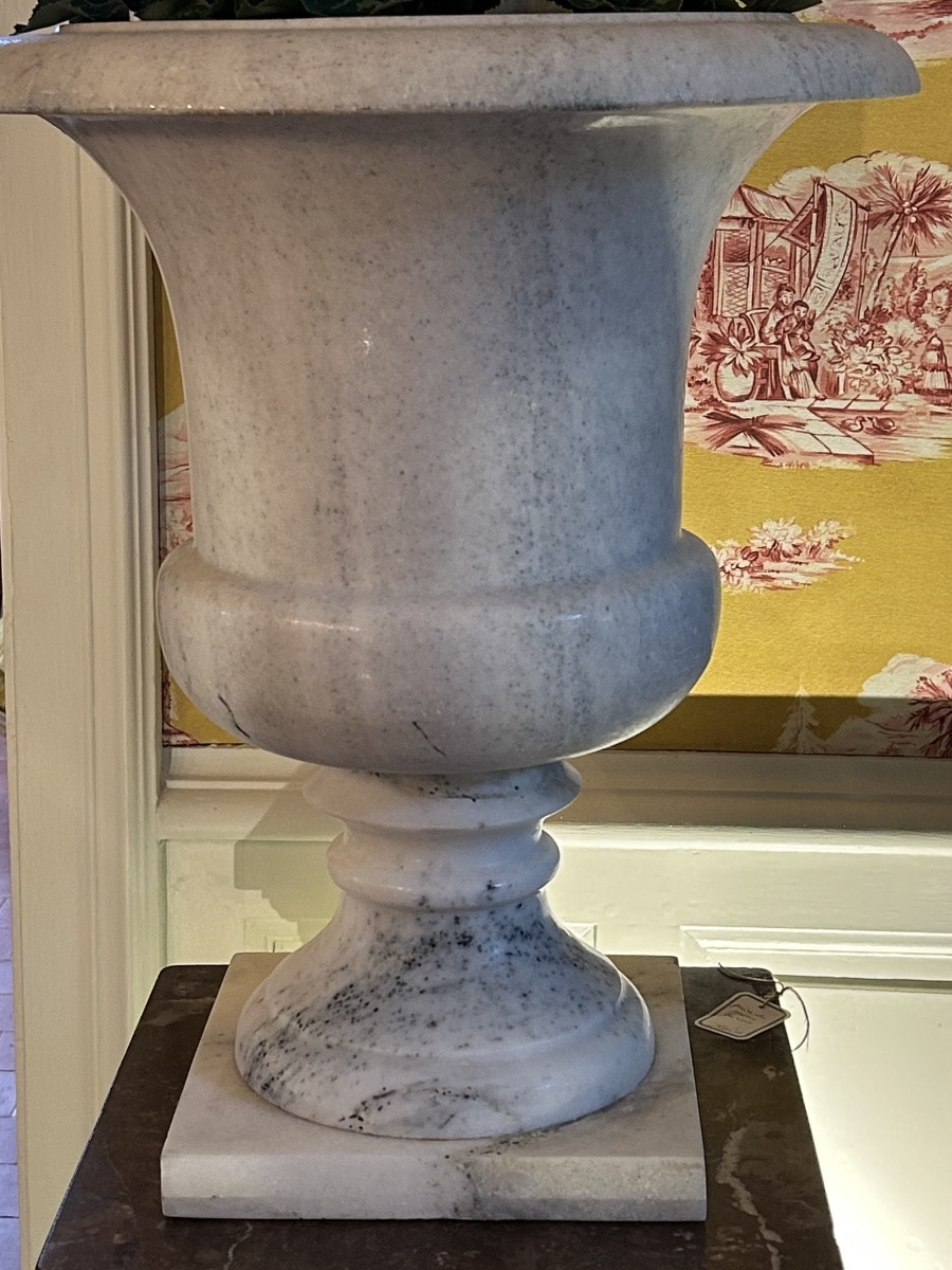 Pair Of Large Medici Vases In Carrara Marble, Late 18th And Early 19th Century -photo-2