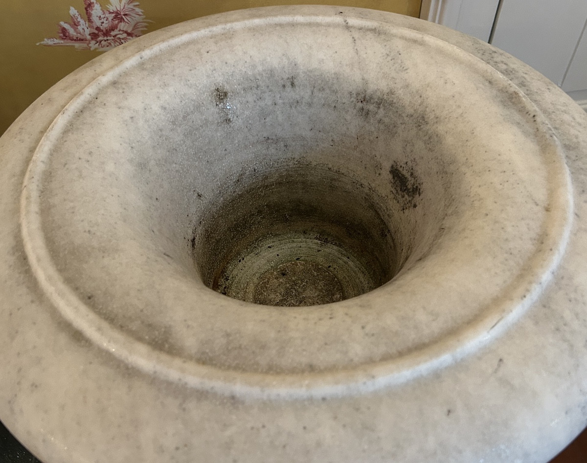 Pair Of Large Medici Vases In Carrara Marble, Late 18th And Early 19th Century -photo-1