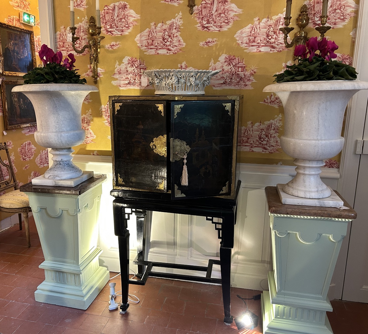Pair Of Large Medici Vases In Carrara Marble, Late 18th And Early 19th Century 