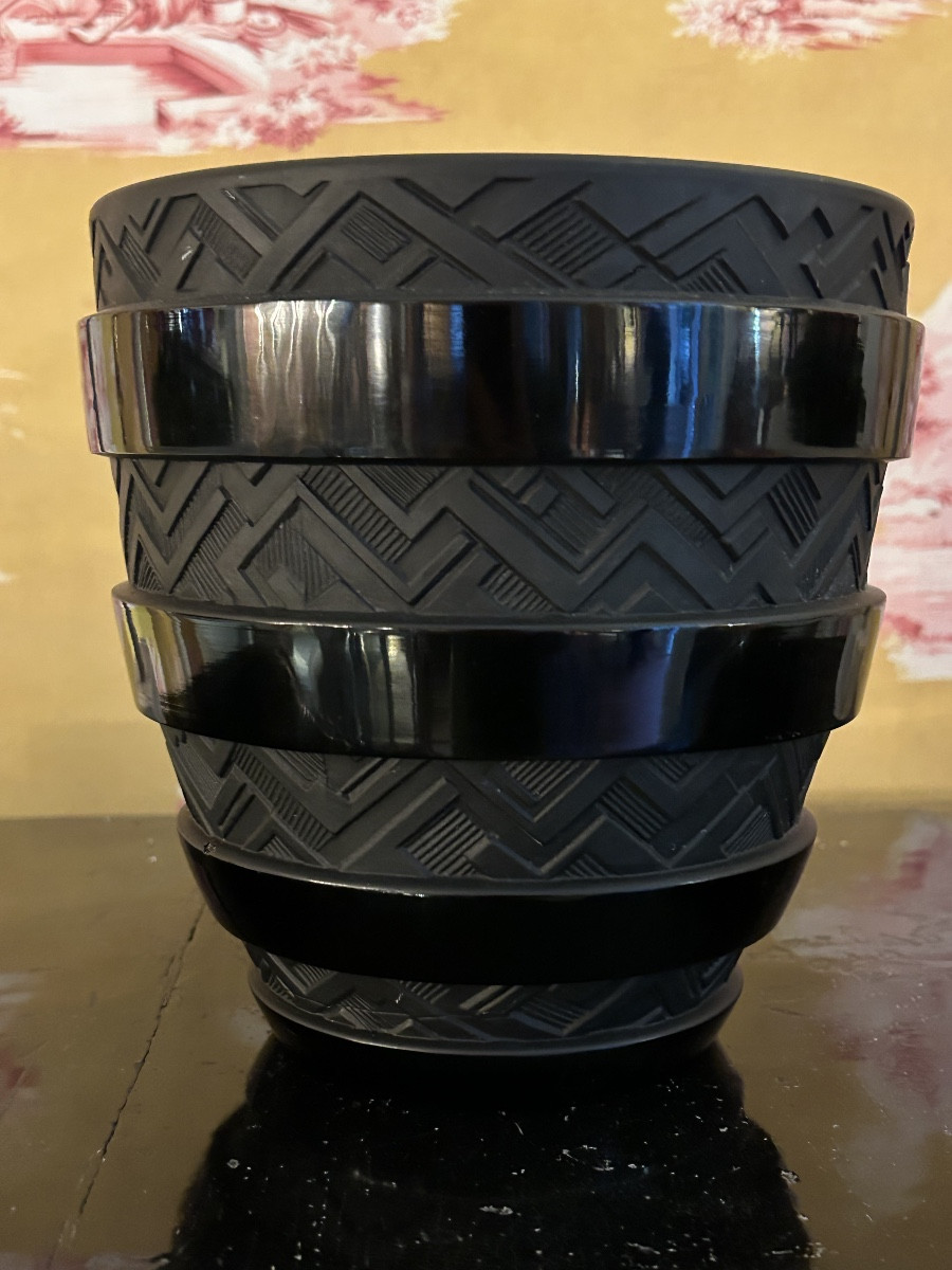 Vase noir d’époque Art-Déco en verre moulé pressé signé CÉSARI 