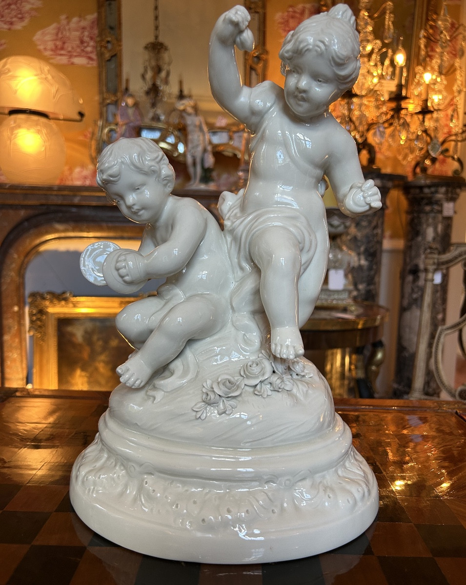 Groupe « Les enfants musiciens » porcelaine de Capo di Monte , époque XIXe signé.