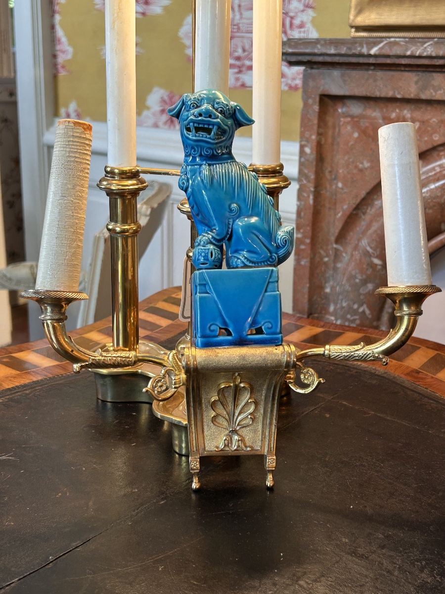 Pair Of Wall Sconces Featuring Fô Dogs, Made Of Gilded Bronze And Porcelain  -photo-2