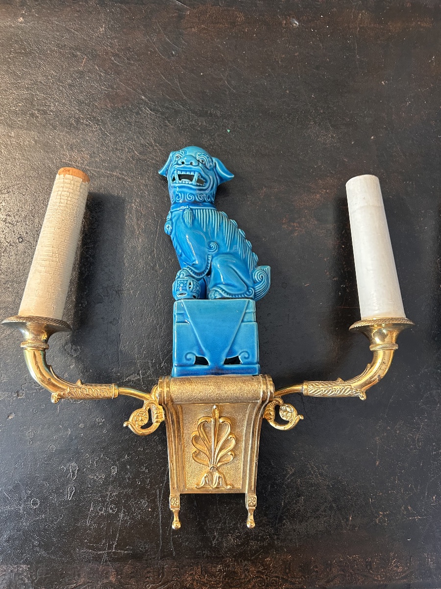 Pair Of Wall Sconces Featuring Fô Dogs, Made Of Gilded Bronze And Porcelain  -photo-3