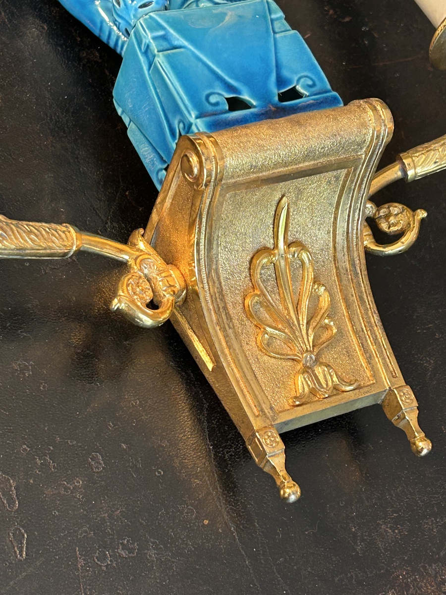 Pair Of Wall Sconces Featuring Fô Dogs, Made Of Gilded Bronze And Porcelain  -photo-3
