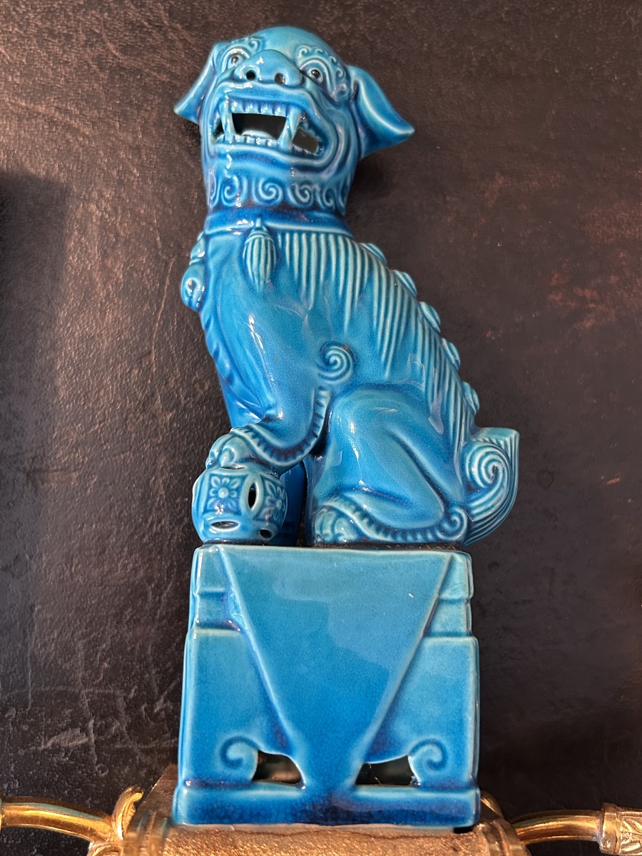 Pair Of Wall Sconces Featuring Fô Dogs, Made Of Gilded Bronze And Porcelain  -photo-4