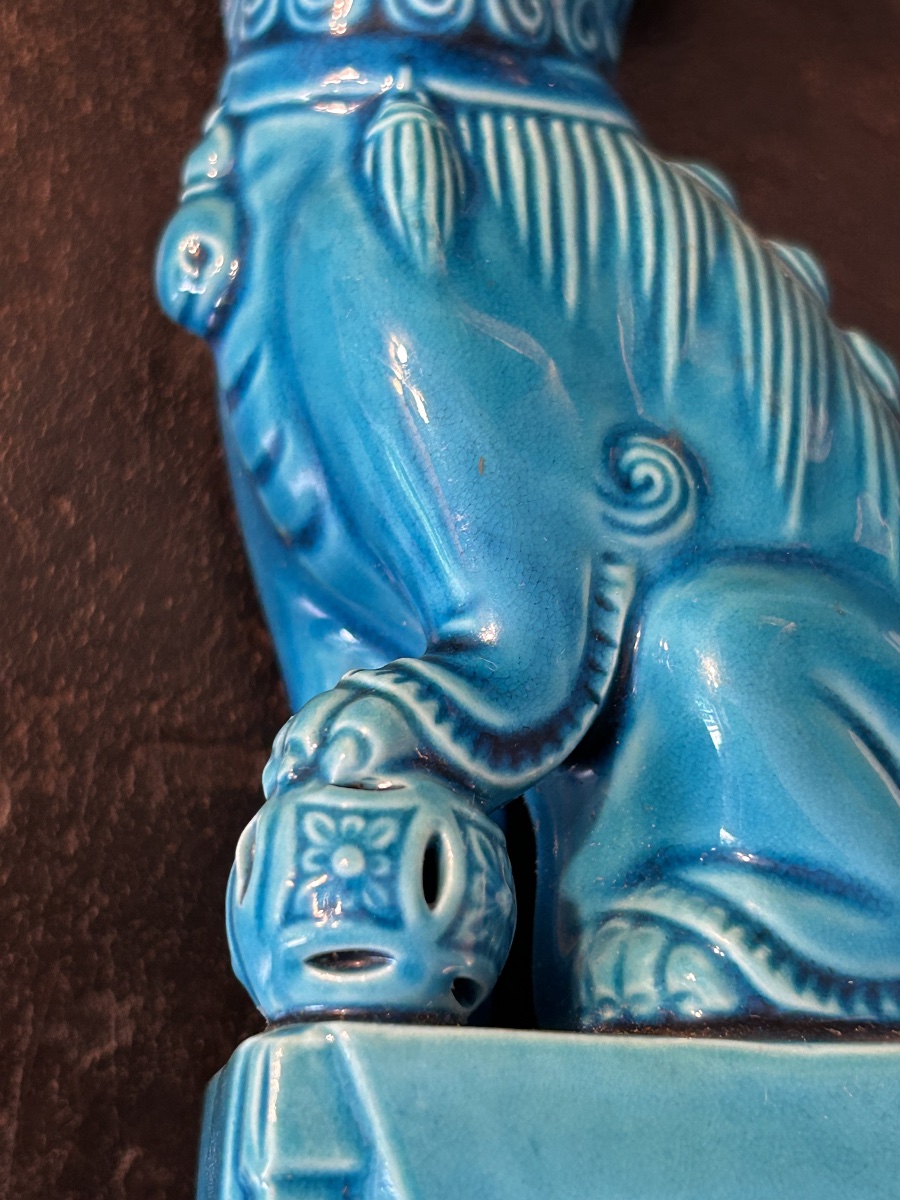 Pair Of Wall Sconces Featuring Fô Dogs, Made Of Gilded Bronze And Porcelain  -photo-5