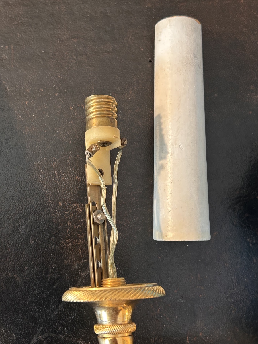 Pair Of Wall Sconces Featuring Fô Dogs, Made Of Gilded Bronze And Porcelain  -photo-6