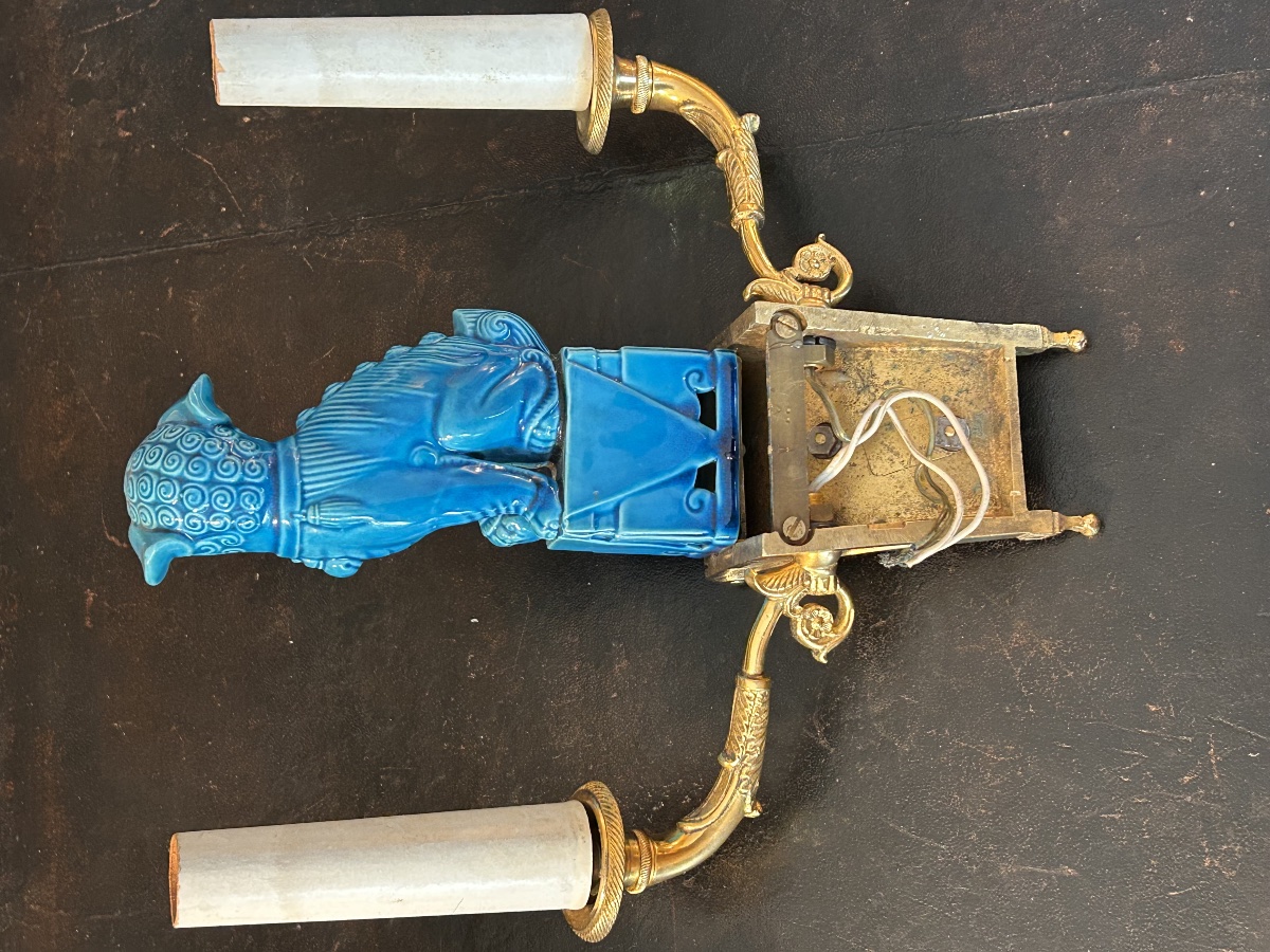 Pair Of Wall Sconces Featuring Fô Dogs, Made Of Gilded Bronze And Porcelain  -photo-7
