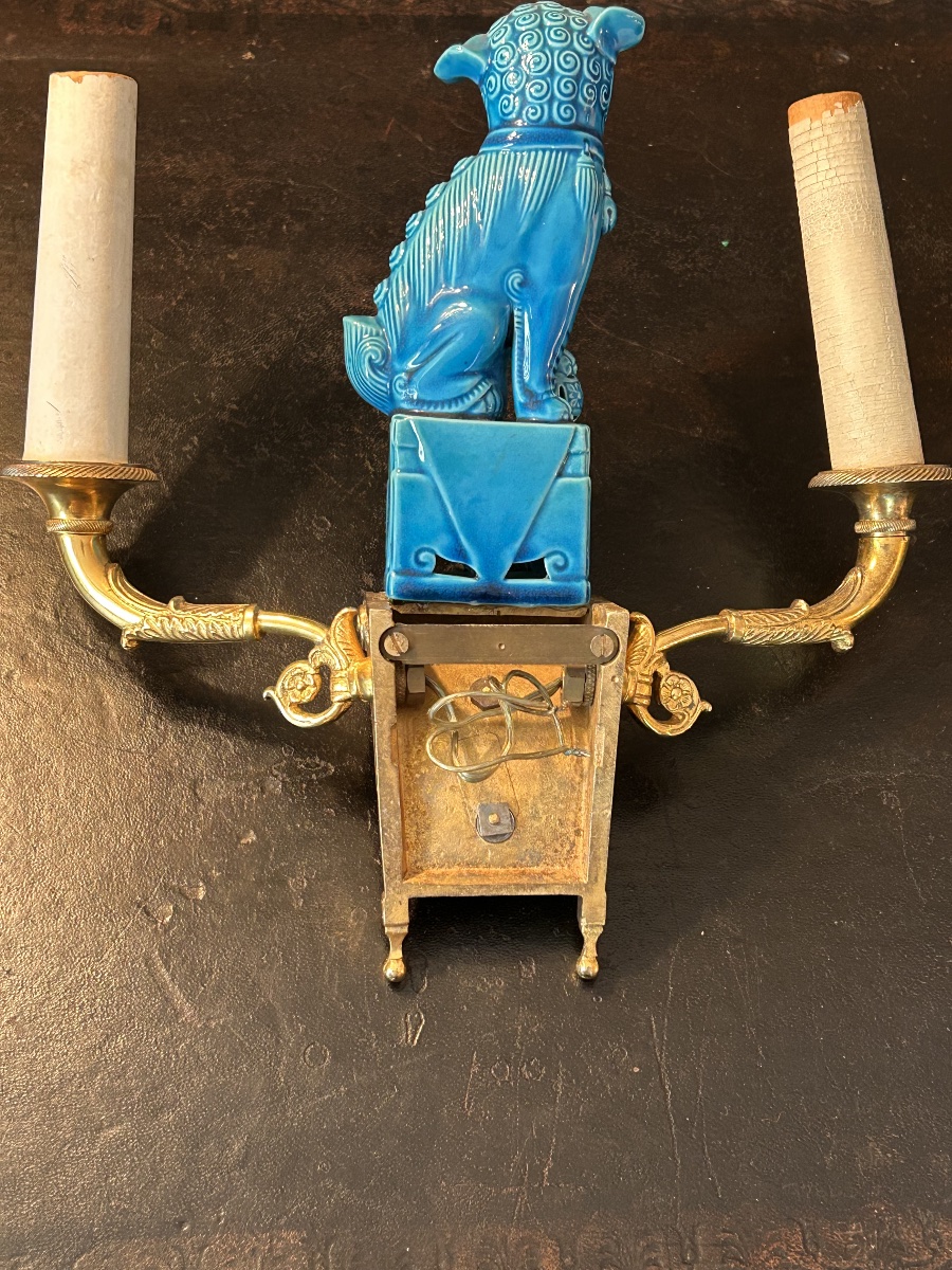 Pair Of Wall Sconces Featuring Fô Dogs, Made Of Gilded Bronze And Porcelain  -photo-8