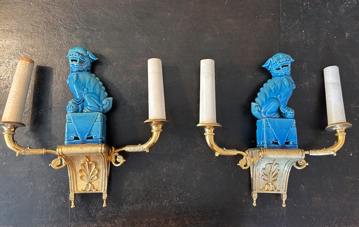 Pair Of Wall Sconces Featuring Fô Dogs, Made Of Gilded Bronze And Porcelain  