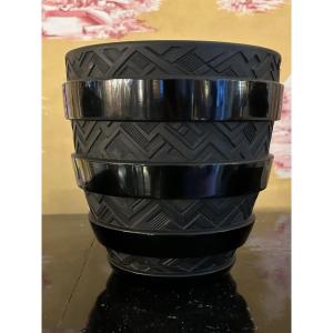 Vase noir d’époque Art-Déco en verre moulé pressé signé CÉSARI 