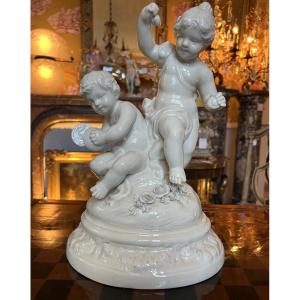 Groupe « Les enfants musiciens » porcelaine de Capo di Monte , époque XIXe signé.