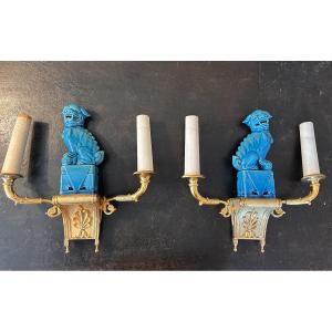 Pair Of Wall Sconces Featuring Fô Dogs, Made Of Gilded Bronze And Porcelain
