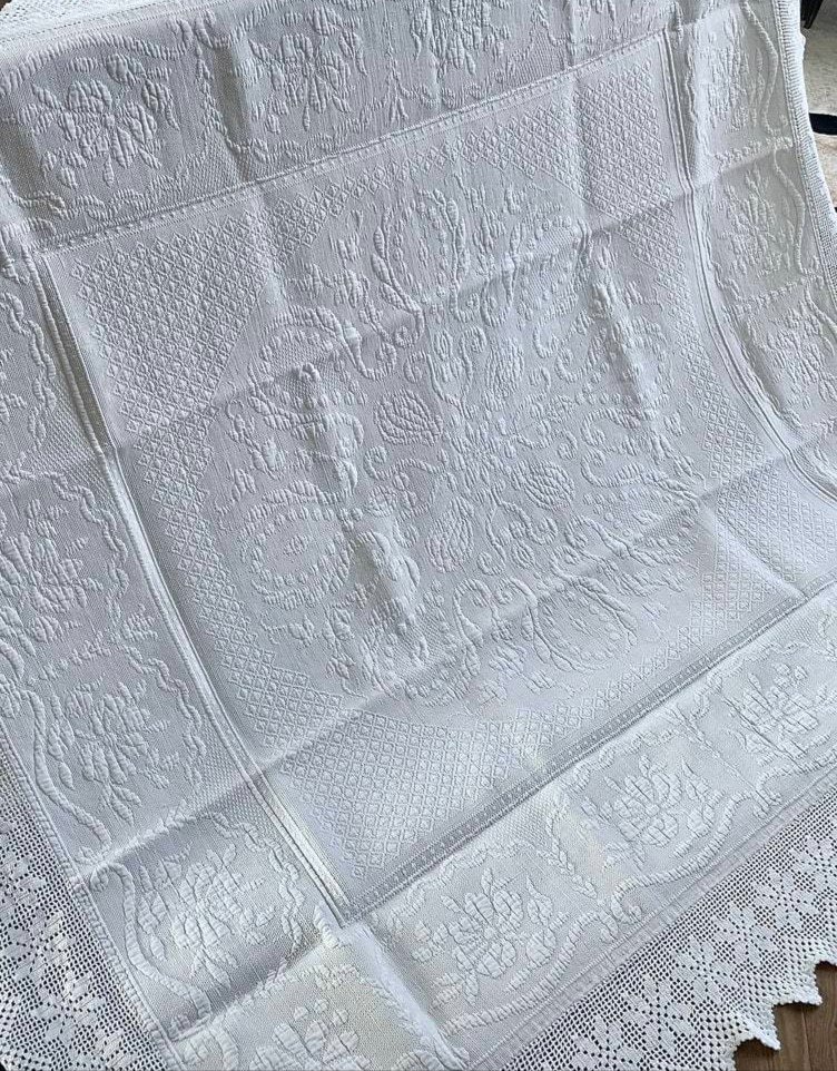 Cotton Piqué Quilt - Provençal Blanket With Lily And Acanthus Decor - Late 19th Century