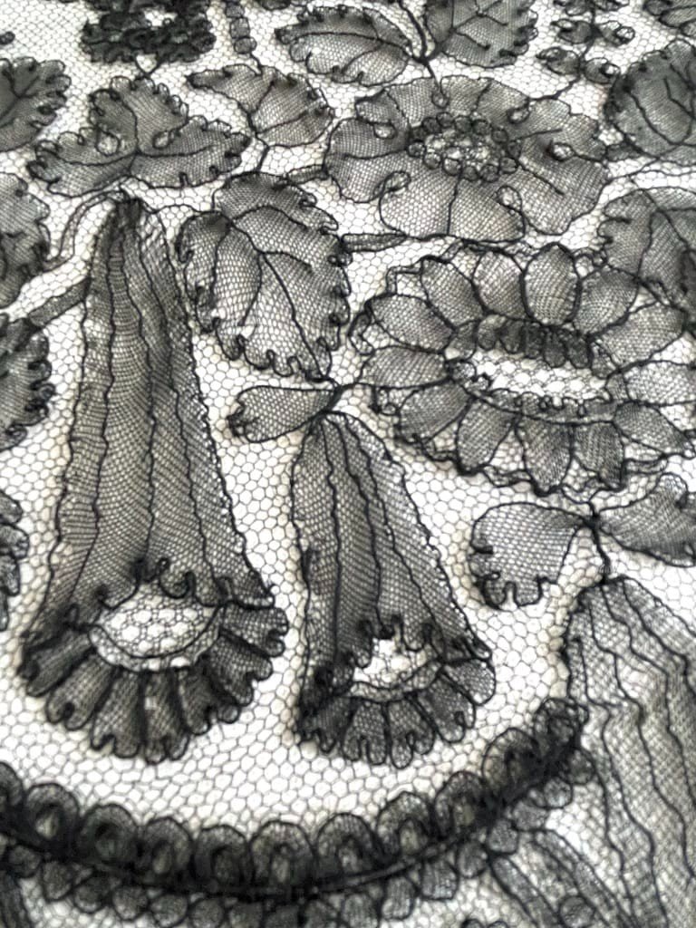 Important Ruffle In Bobbin Shaded Chantilly Lace - Napoleon III Period -photo-3