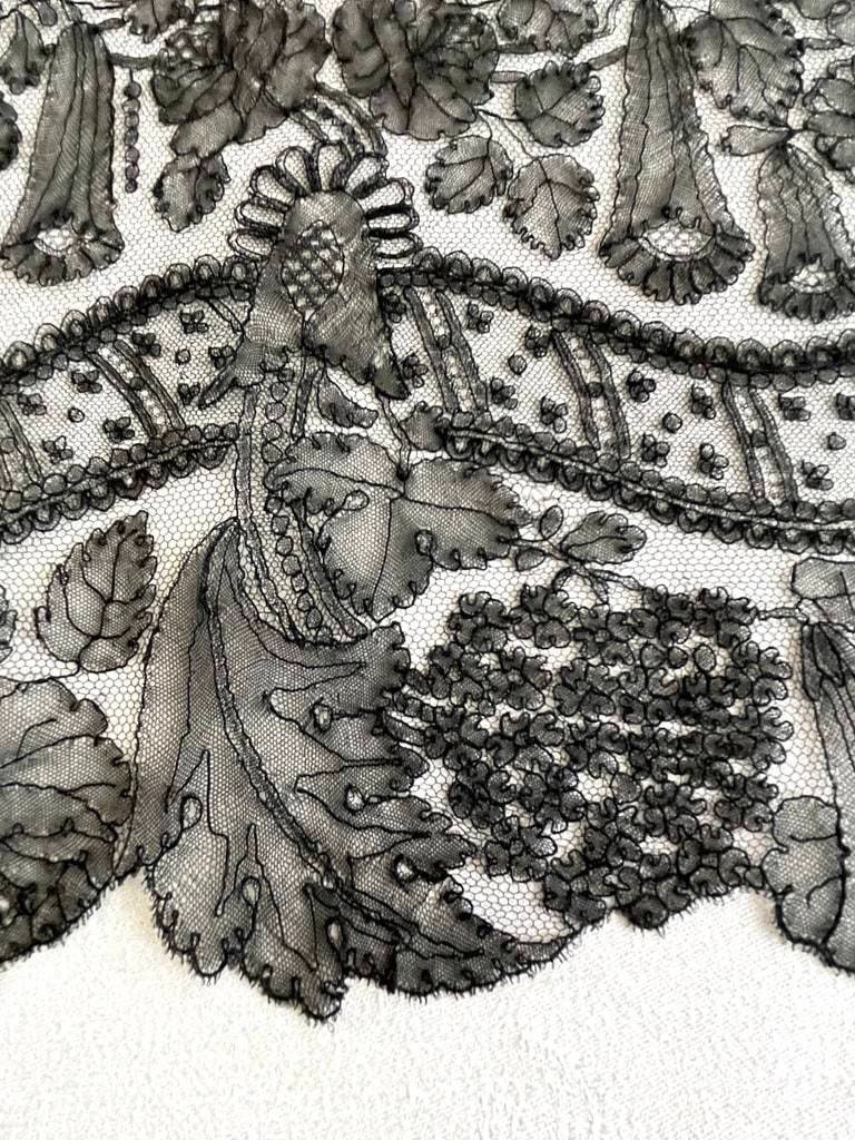 Important Ruffle In Bobbin Shaded Chantilly Lace - Napoleon III Period -photo-4