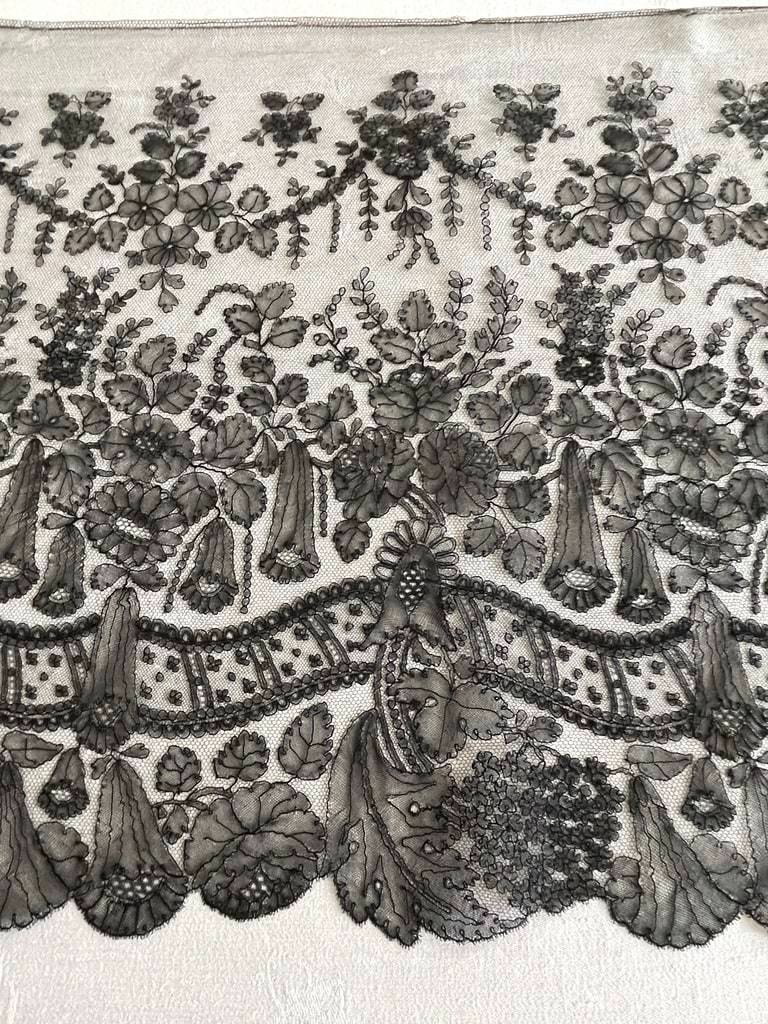 Important Ruffle In Bobbin Shaded Chantilly Lace - Napoleon III Period -photo-5