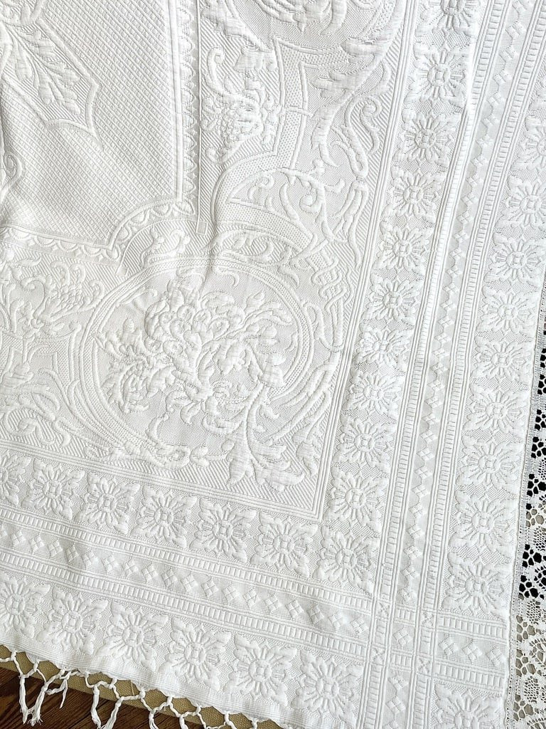 Provençal Quilted Blanket - Floral Decor, Friezes And Lace From Puy-en-velay - 19th Century-photo-1