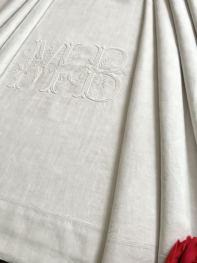 Drap Ancien en Lin - Grand Chiffre M-B et Broderie Blanche Fleurie - Pièce de Trousseau XIXème