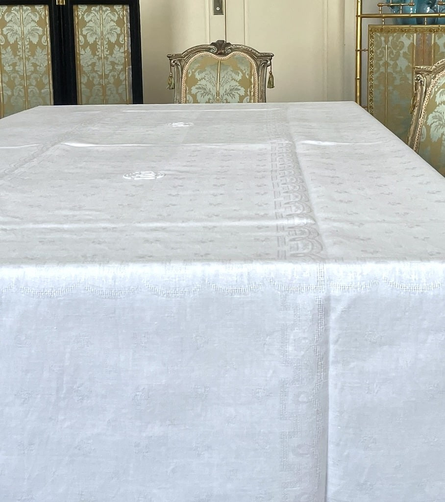Grande nappe ancienne en Damas de lin - Double monogramme PB -  Frises Fleurs Guirlandes 