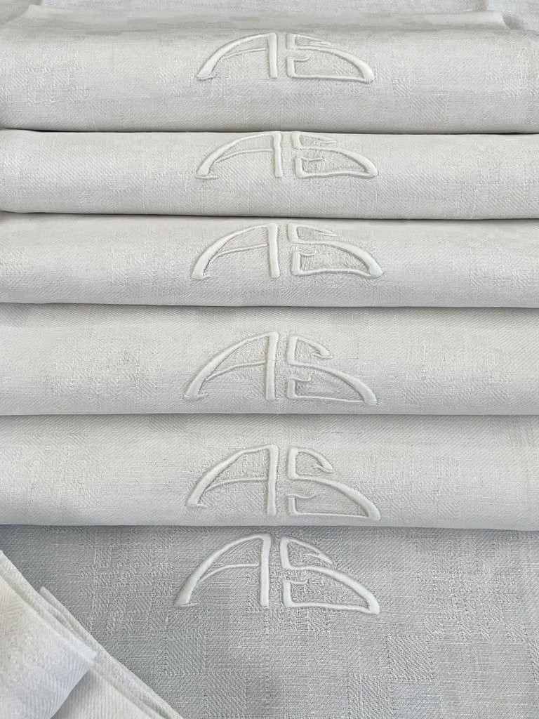 12 serviettes de table chiffrées A-S sur damas de lin - Linge ancien brodé main - Début XXème-photo-2