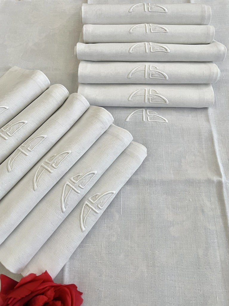 12 serviettes de table chiffrées A-S sur damas de lin - Linge ancien brodé main - Début XXème