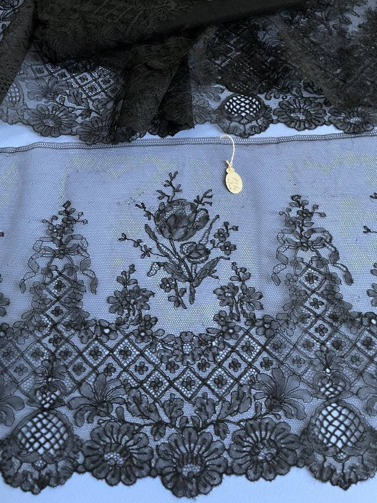 Large Length Of Chantilly Lace For A Crinoline - Black Silk Thread - 720 Cm - Late 19th Century-photo-2