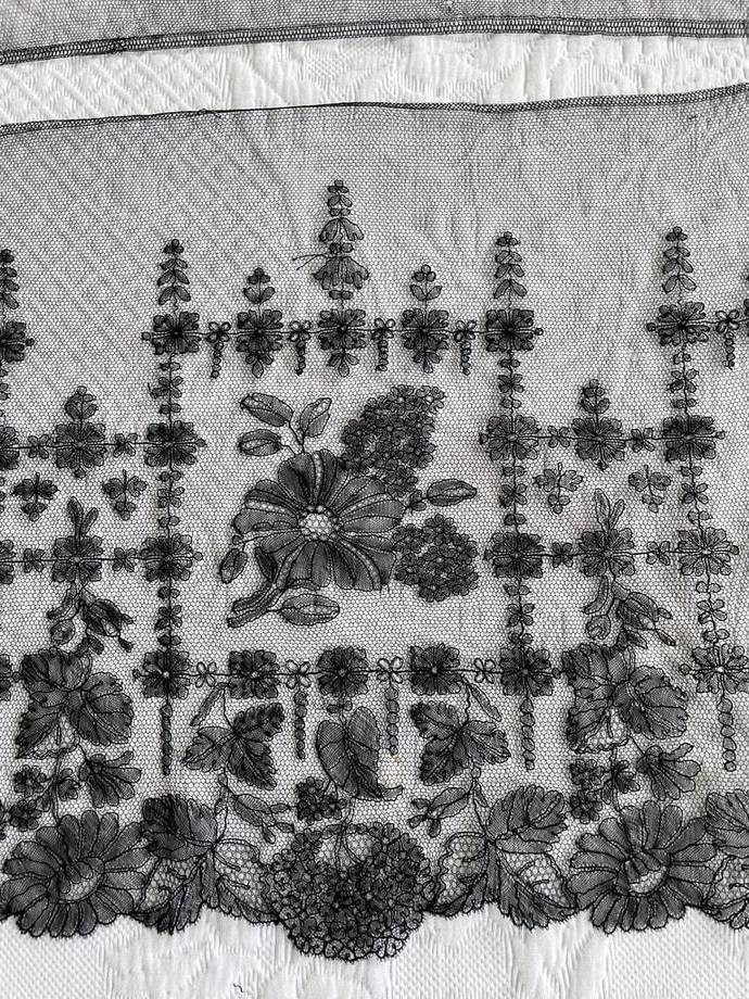 Chantilly Lace In Black Silk Thread - For The Lining Of A Round Dress Or Crinoline - Late 19th Century-photo-2