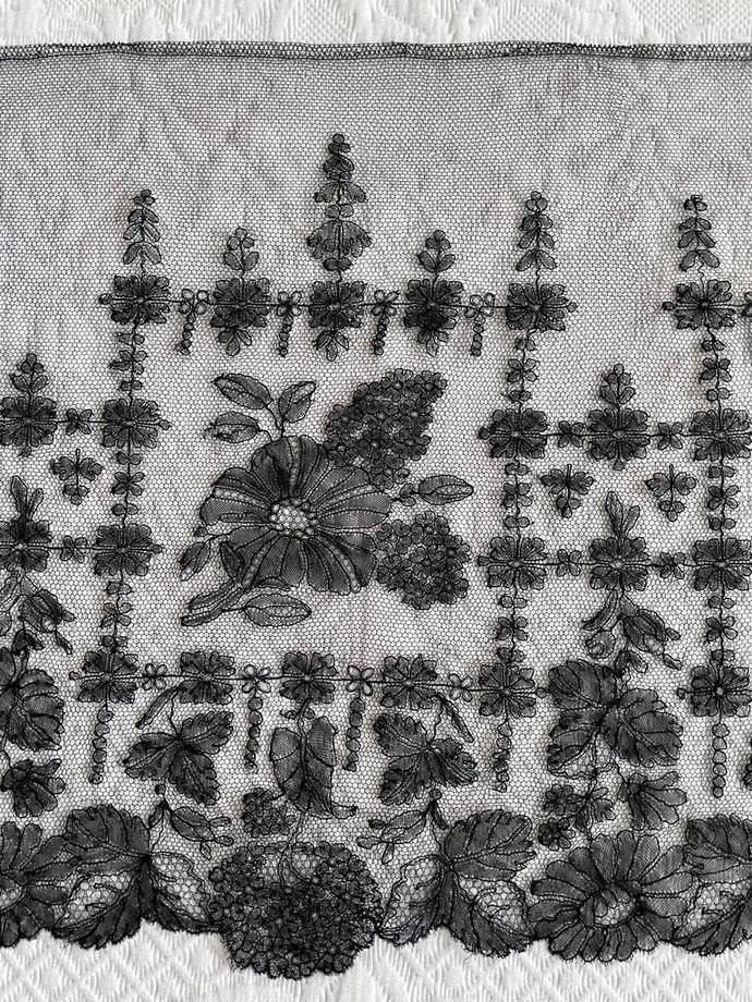 Chantilly Lace In Black Silk Thread - For The Lining Of A Round Dress Or Crinoline - Late 19th Century-photo-4