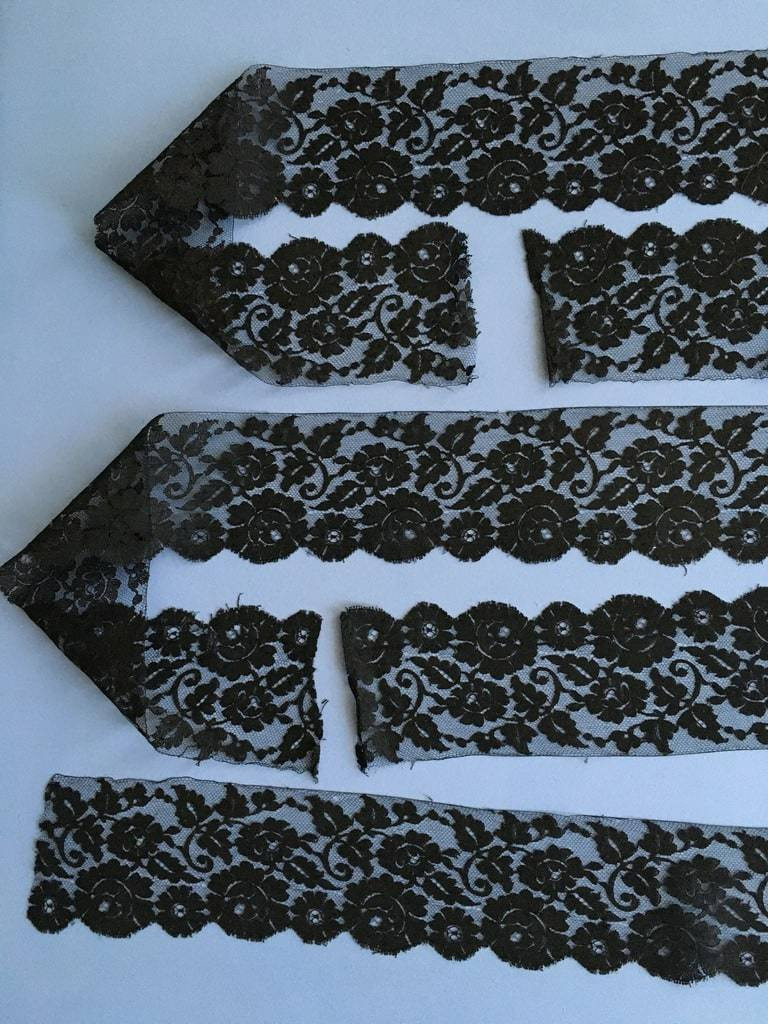 Dentelle noire de Chantilly dite Blonde Espagnole - Fuseaux - En plusieurs coupes - Fin XIXème-photo-2