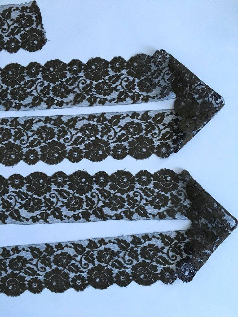 Dentelle noire de Chantilly dite Blonde Espagnole - Fuseaux - En plusieurs coupes - Fin XIXème-photo-4