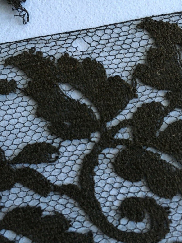 Dentelle noire de Chantilly dite Blonde Espagnole - Fuseaux - En plusieurs coupes - Fin XIXème-photo-1