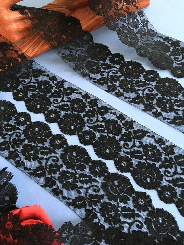 Dentelle noire de Chantilly dite Blonde Espagnole - Fuseaux - En plusieurs coupes - Fin XIXème-photo-2