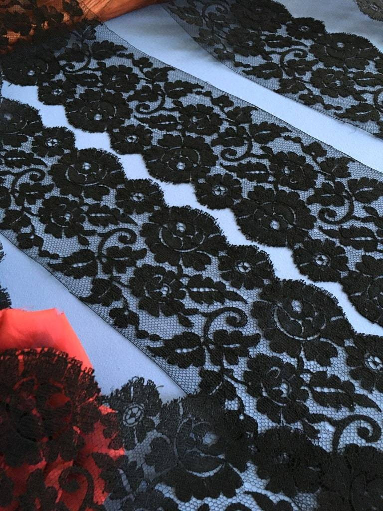 Dentelle noire de Chantilly dite Blonde Espagnole - Fuseaux - En plusieurs coupes - Fin XIXème