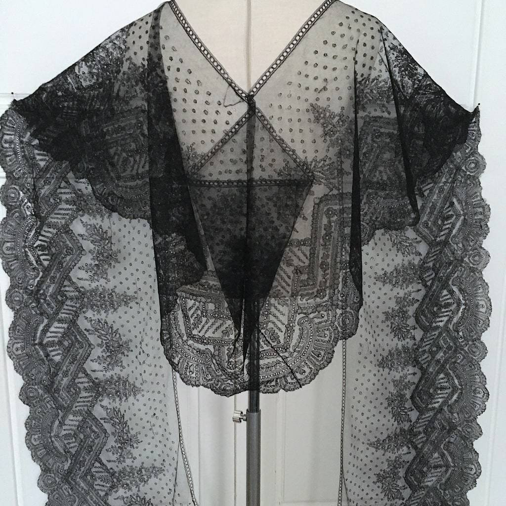 Dentelle de Chantilly en fil de soie grenadine - Grande longueur 4m50 - Epoque Napoléon III -photo-2