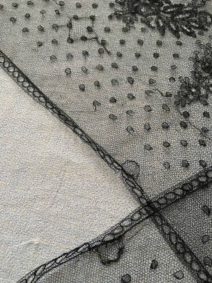 Dentelle de Chantilly en fil de soie grenadine - Grande longueur 4m50 - Epoque Napoléon III -photo-3