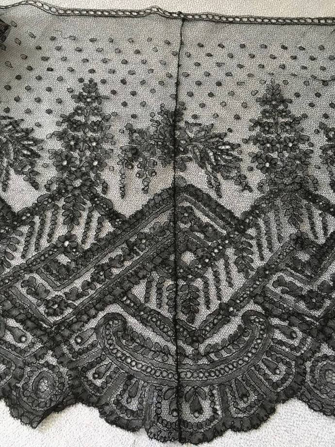 Dentelle de Chantilly en fil de soie grenadine - Grande longueur 4m50 - Epoque Napoléon III -photo-6