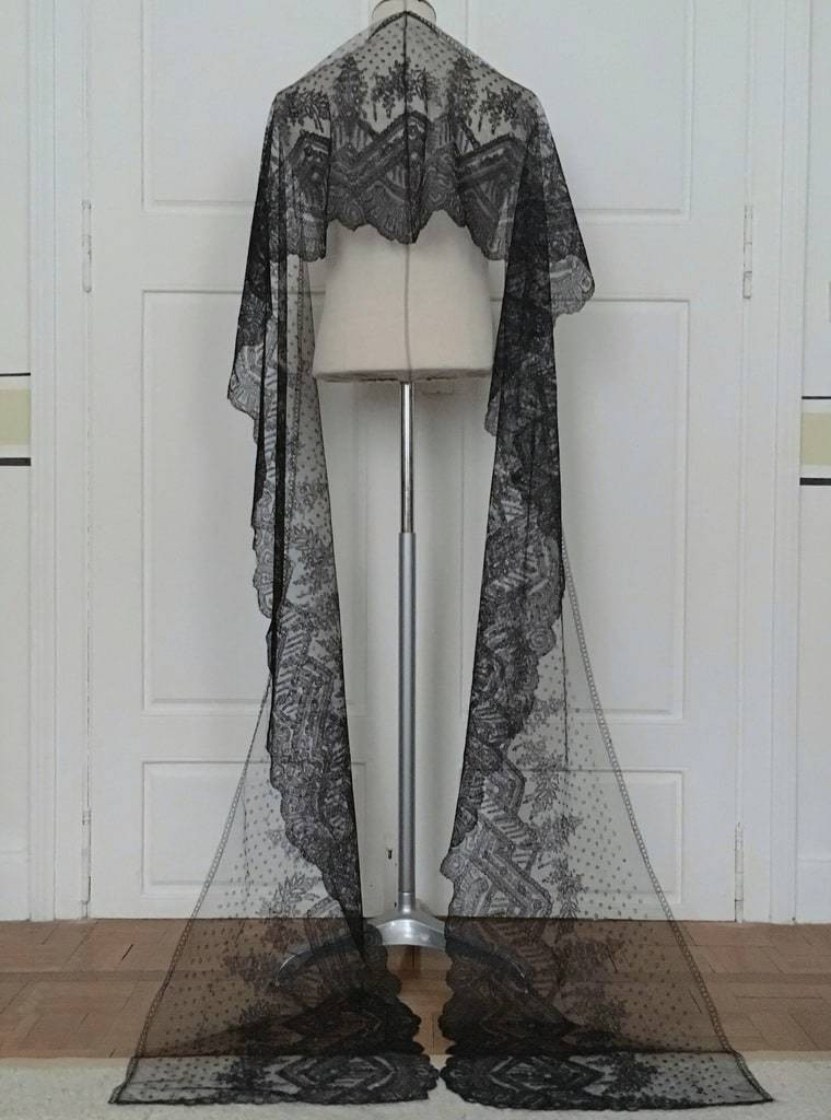 Dentelle de Chantilly en fil de soie grenadine - Grande longueur 4m50 - Epoque Napoléon III 