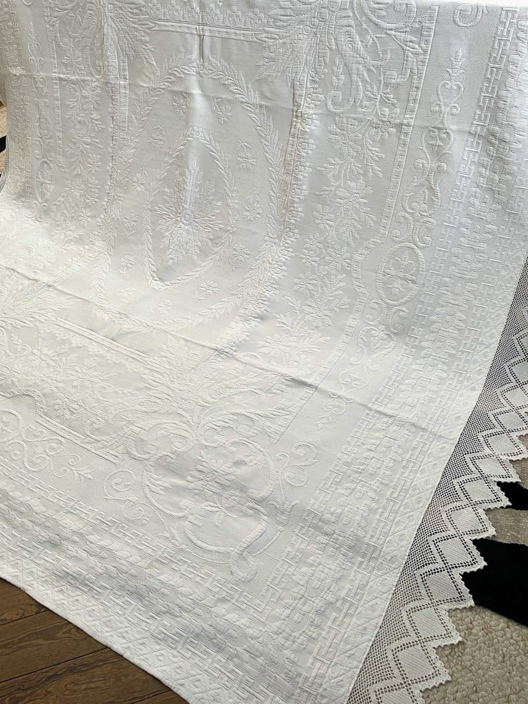 Provençal-style Quilted White Cotton Piqué Bedspread - Antique Linen -photo-2