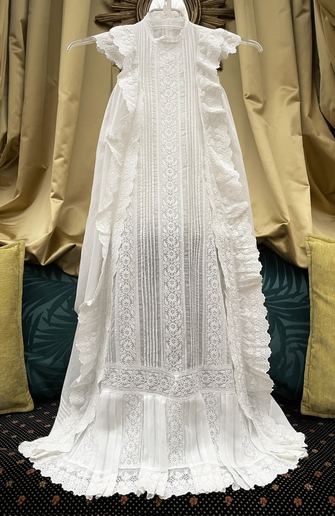 Robe de Baptême en linon finement brodé - Linge ancien pour bébé