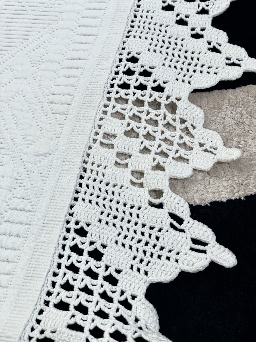 Embossed Cotton Piqué Blanket Decorated With Crocheted Lace. No Initials. Antique Linen.-photo-5