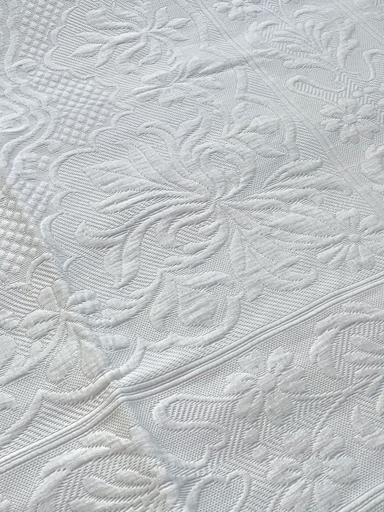 Couverture en piqué de coton blanc  - Fleurs de lys stylisées fleurs d'églantier et acanthes-photo-1