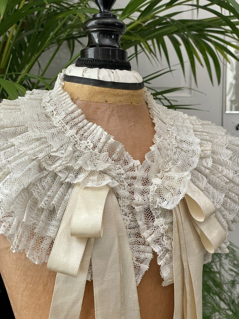 Col en dentelle ruchée et rubans de soie crème - Valenciennes aux fuseaux - Vers 1900-photo-3